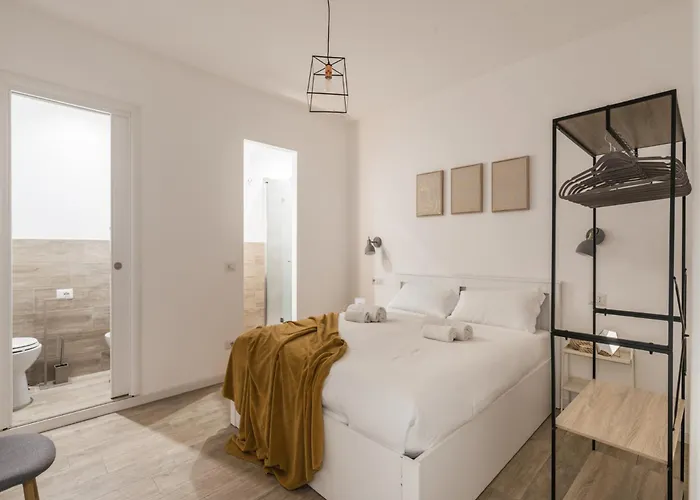 The Rent - Three-room Near The Colosseum Appartamento